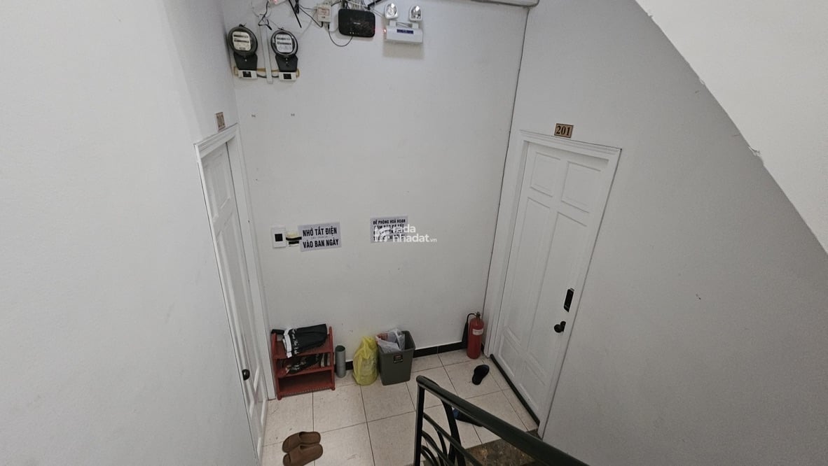 Nhà Hoàng Việt, Út Tịch, Tân Bình, 4m x 15.5m, 4 tầng, 14 tỷ.