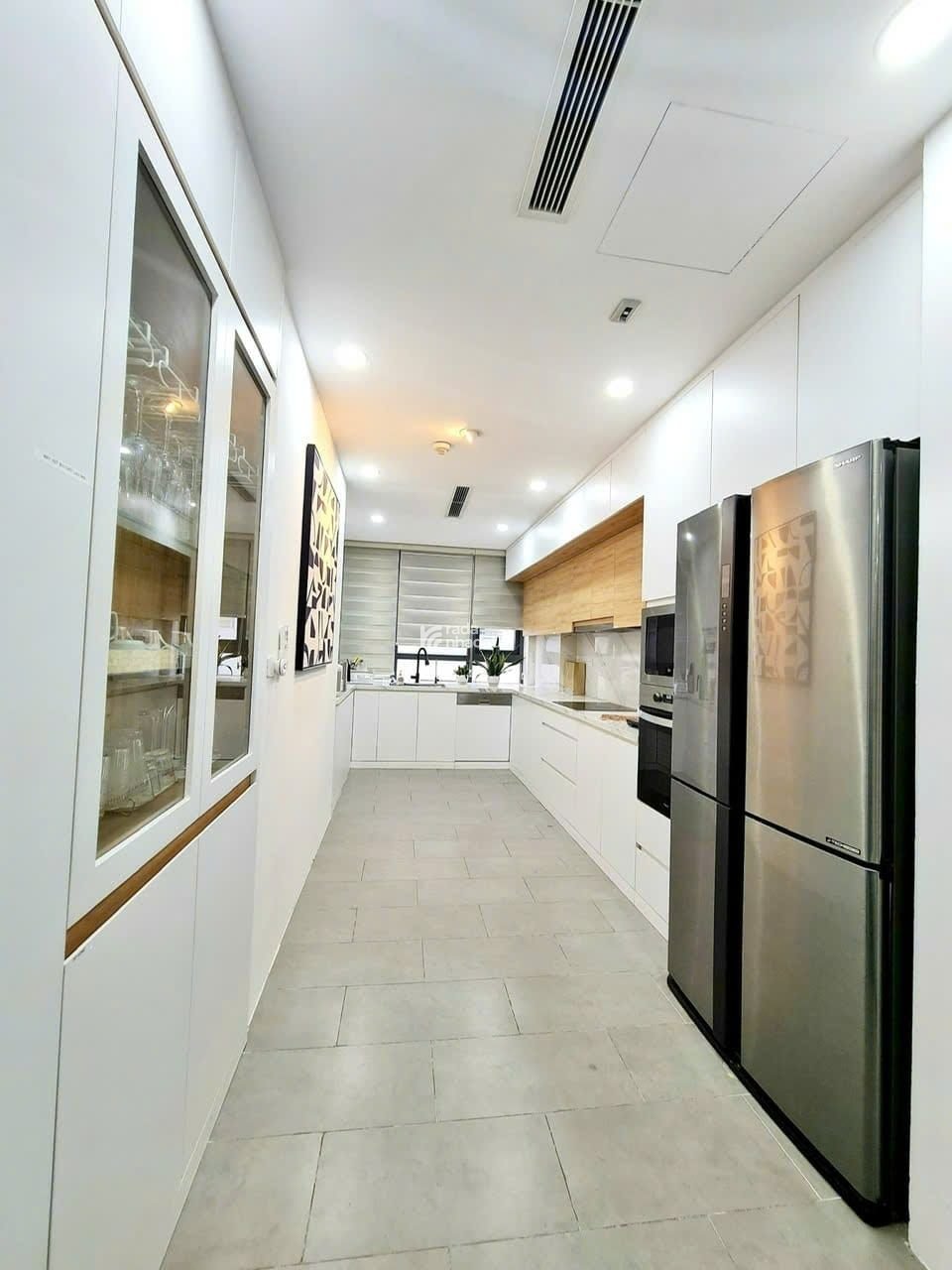 Bán căn hộ Chung cư 6 Đội Nhân, DT 70m2 gồm 2 phòng ngủ, 1 vệ sinh. Giá 4.9 tỷ. Full nội thất