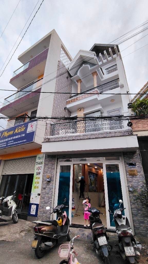 -Mô tả:,-Vị trí :   Nhà mặt tiền đường 6m xe ôtô tránh nhau,  -Kết cấu: Nhà 4 tầng mới xây 