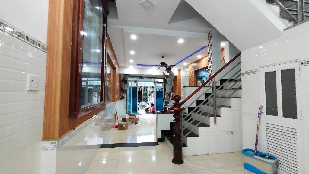 -Mô tả:,-Vị trí :   Nhà mặt tiền đường 6m xe ôtô tránh nhau,  -Kết cấu: Nhà 4 tầng mới xây 