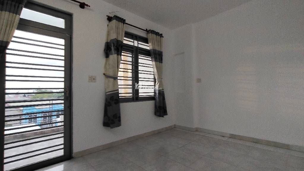 -Mô tả:,-Vị trí :   Nhà mặt tiền đường 6m xe ôtô tránh nhau,  -Kết cấu: Nhà 4 tầng mới xây 