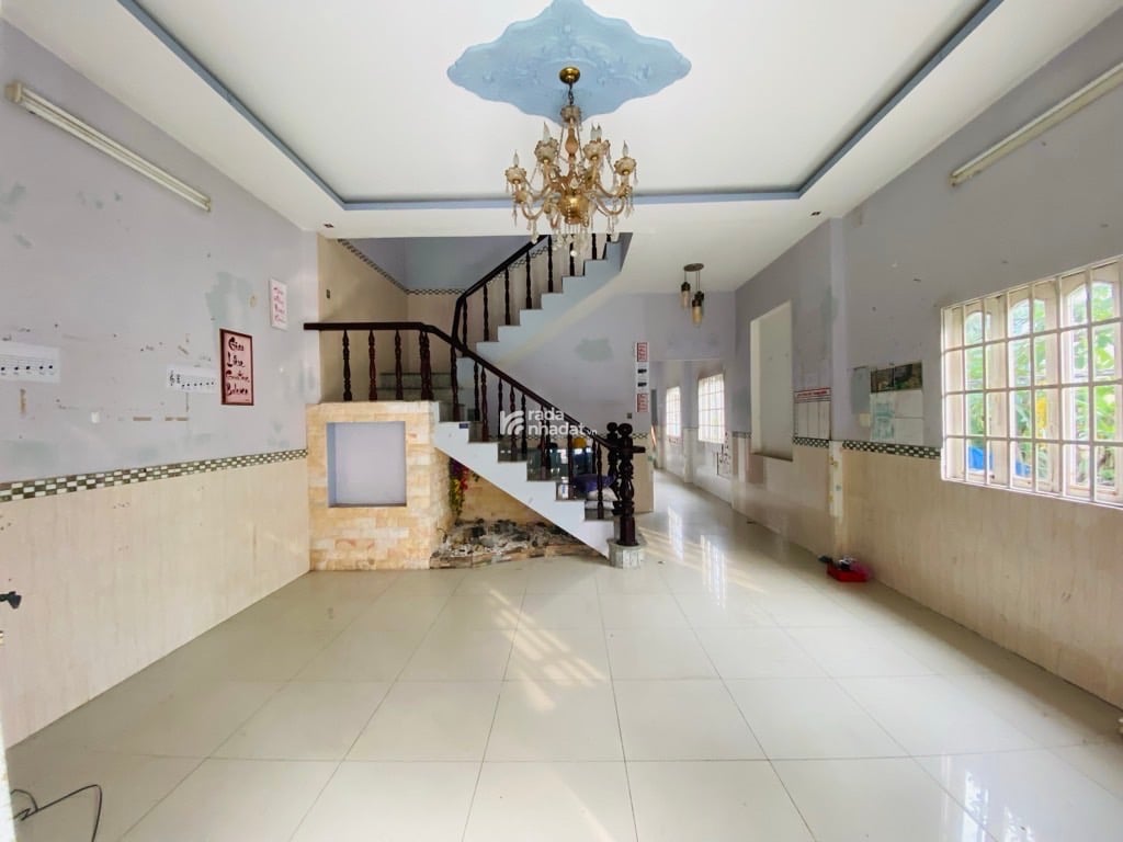 BÁN NHÀ DT LỚN 125M2 , ĐƯỜNG RỘNG, TRUNG TÂM PHƯỜNG LONG TRƯỜNG, CHỈ 5,5 TỶ