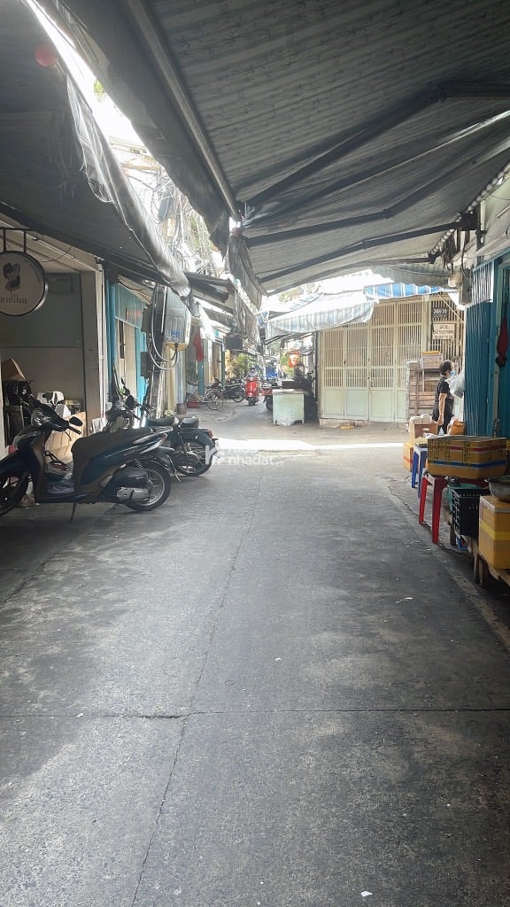 HÙNG VƯƠNG -P.1-Q.10- KHU CHỢ BUÔN BÁN LÊ HỒNG PHONG - 3 TẦNG - DT: 4.3*13m - CHỈ 11 TỶ 9