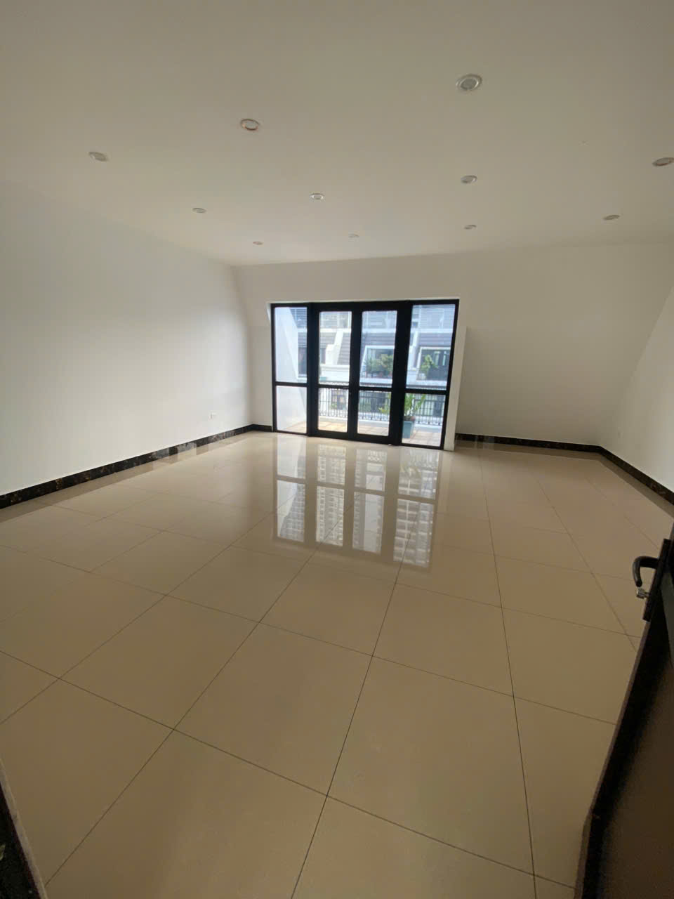 Cho thuê nhà Vinhomes Gardenia - Hàm Nghi - Mỹ Đình DT 93m2, MT 6m, 5 tầng thông sàn, giá 50 triệu