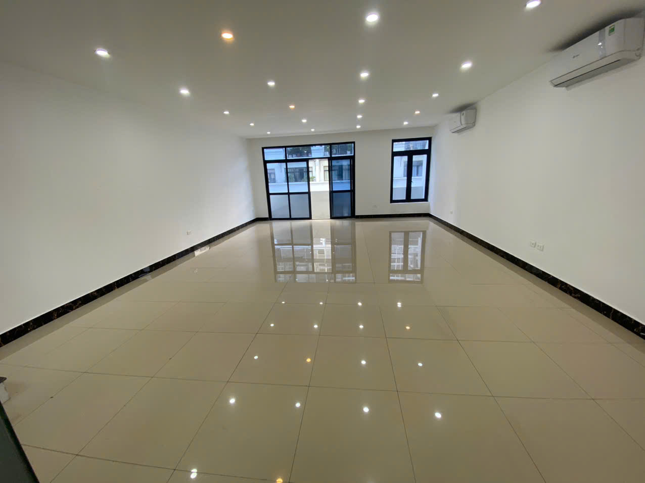 Cho thuê nhà Vinhomes Gardenia - Hàm Nghi - Mỹ Đình DT 93m2, MT 6m, 5 tầng thông sàn, giá 50 triệu