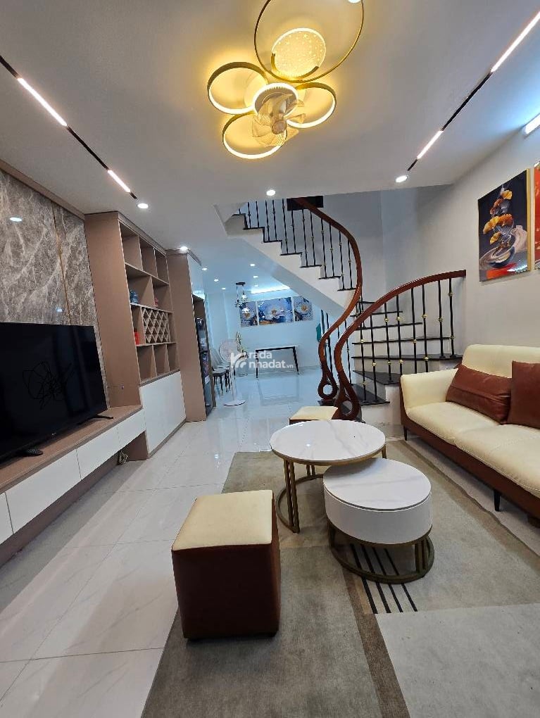 CẦU GIẤY - BA ĐÌNH - SỔ VUÔNG - NỞ HẬU - SÂN CHƠI SÁT NHÀ - 44M2 - 8.1 TỶ - FULL NỘI THẤT