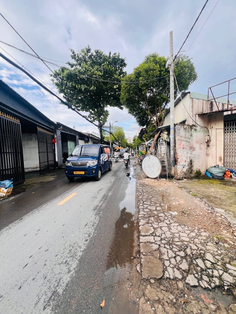 BÁN NHÀ MẶT TIỀN BÌNH HƯNG HÒA 600M2 20.4 TỶ CÓ 3 KIOT VÀ 8 PHÒNG TRỌ CHO THUÊ