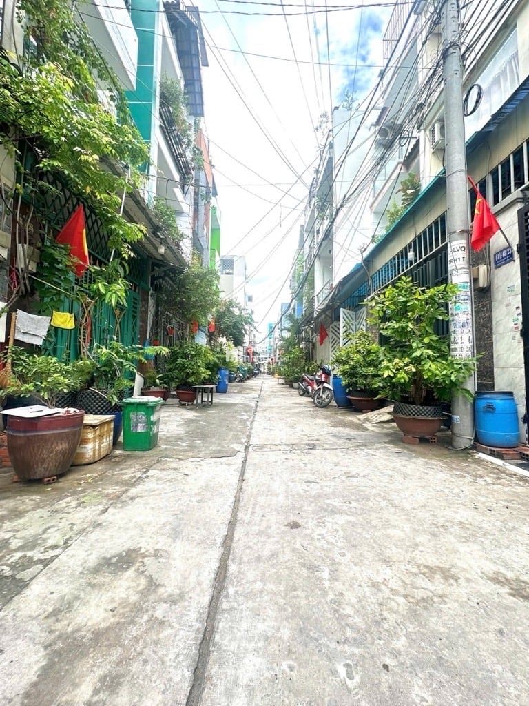 LÊ VĂN QUỚI - HẺM 6M  - GIÁP TÂN PHÚ - NGAY NGÃ TƯ 4 XÃ - SỔ ĐẸP VUÔNG VỨC HOÀN CÔNG ĐỦ -