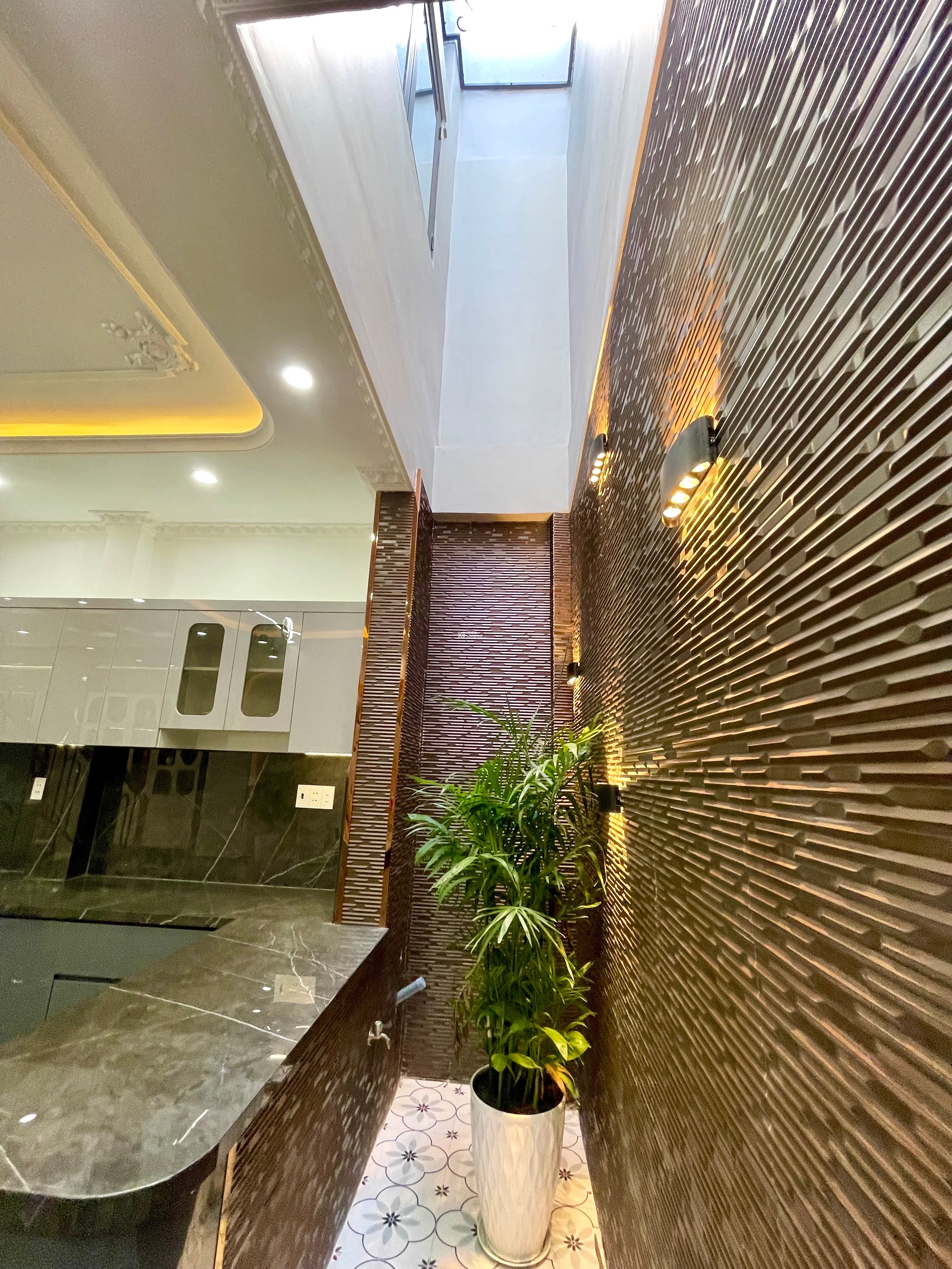 NHÀ ĐẸP 3 TẦNG - NGANG 5.2M DÀI13M - FULL NỘI THẤT, 4PN - KẾ BÊN EMART 2 - CHỈ 6.9 TỶ TL.