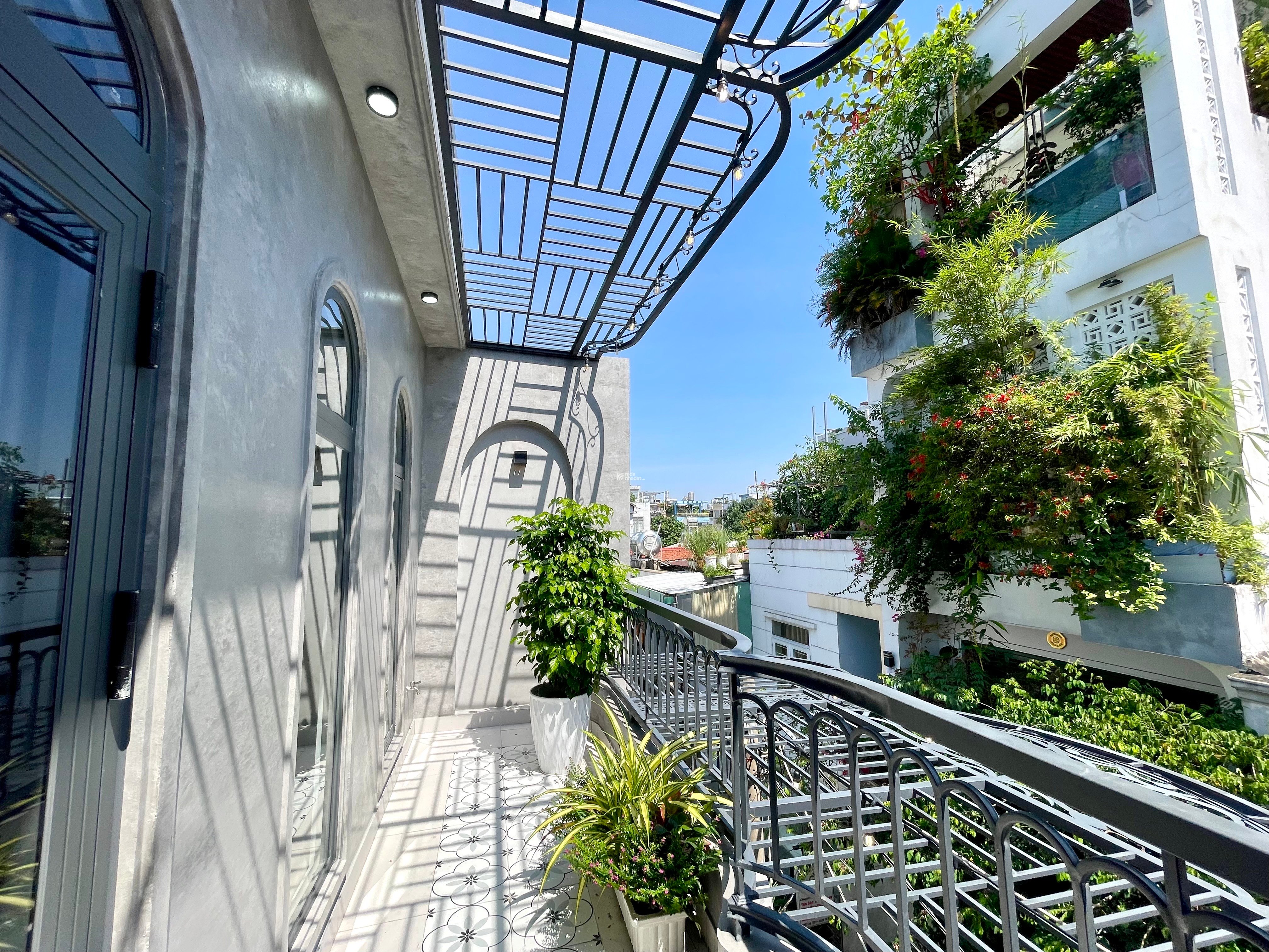 NHÀ ĐẸP 3 TẦNG - NGANG 5.2M DÀI13M - FULL NỘI THẤT, 4PN - KẾ BÊN EMART 2 - CHỈ 6.9 TỶ TL.