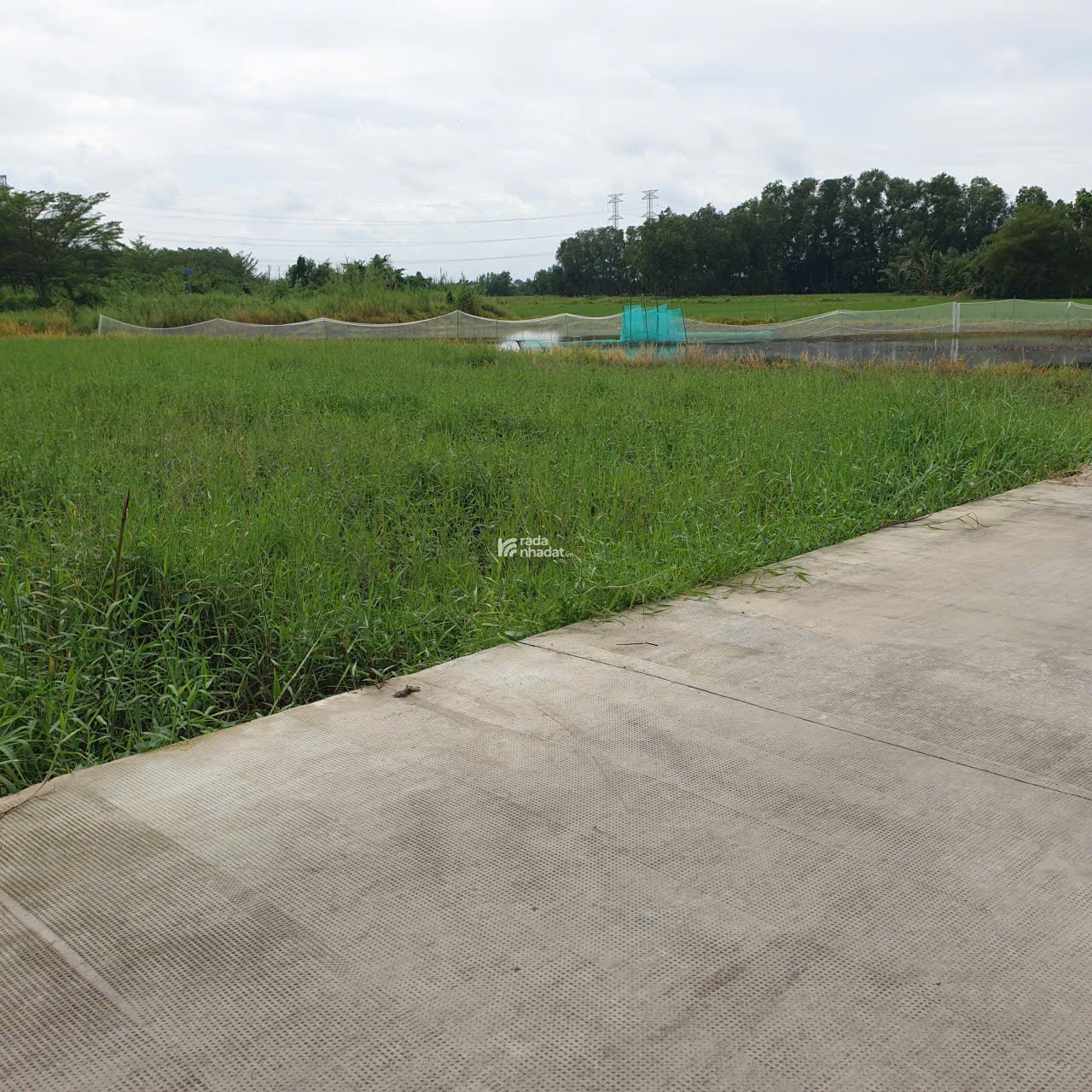 Đất mặt tiền đường bê tông rộng 4m,  cách Công viên Võ Văn Tần khoảng 3,5km