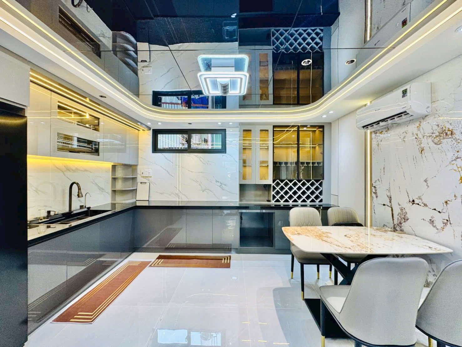 Cần bán nhà 49m2 đường Hoàng Hoa Thám, P6, Bình Thạnh. Xây 4 tầng, hẻm 5m, sổ riêng 