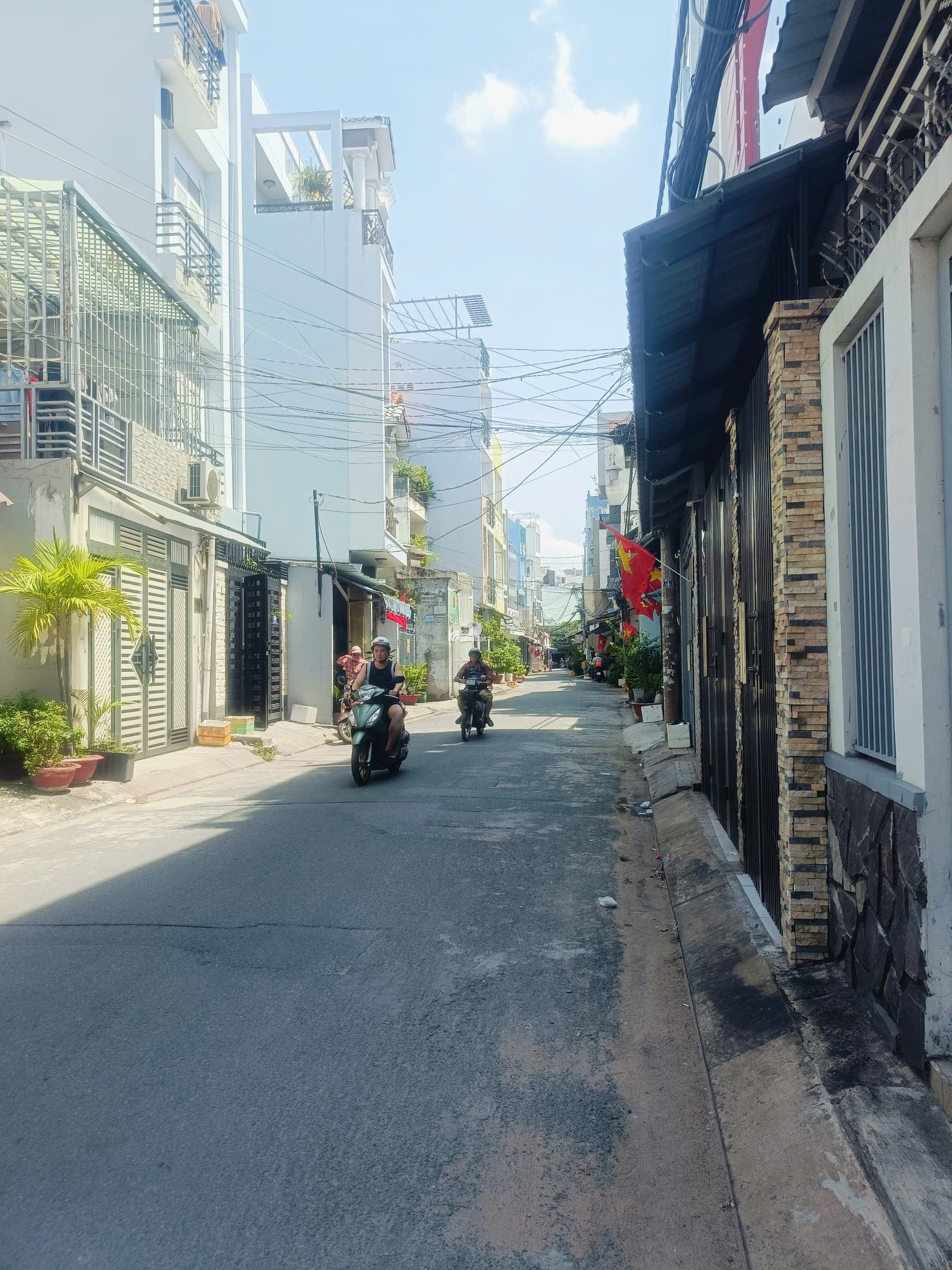 7,3 Tỷ ! Căn Góc 2 Mặt tiền hẻm đường Đô Đốc Long.Q Tân Phú. Dt: 4x20m