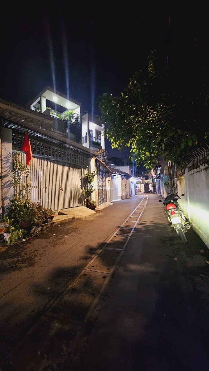  NHÀ BIỆT THỰ CỔ 2 TẦNG – BÌNH THỌ, GẦN VINCOM, VÕ VĂN NGÂN  Vị trí: Đường số 11 CHỈ 9.99 TỶ