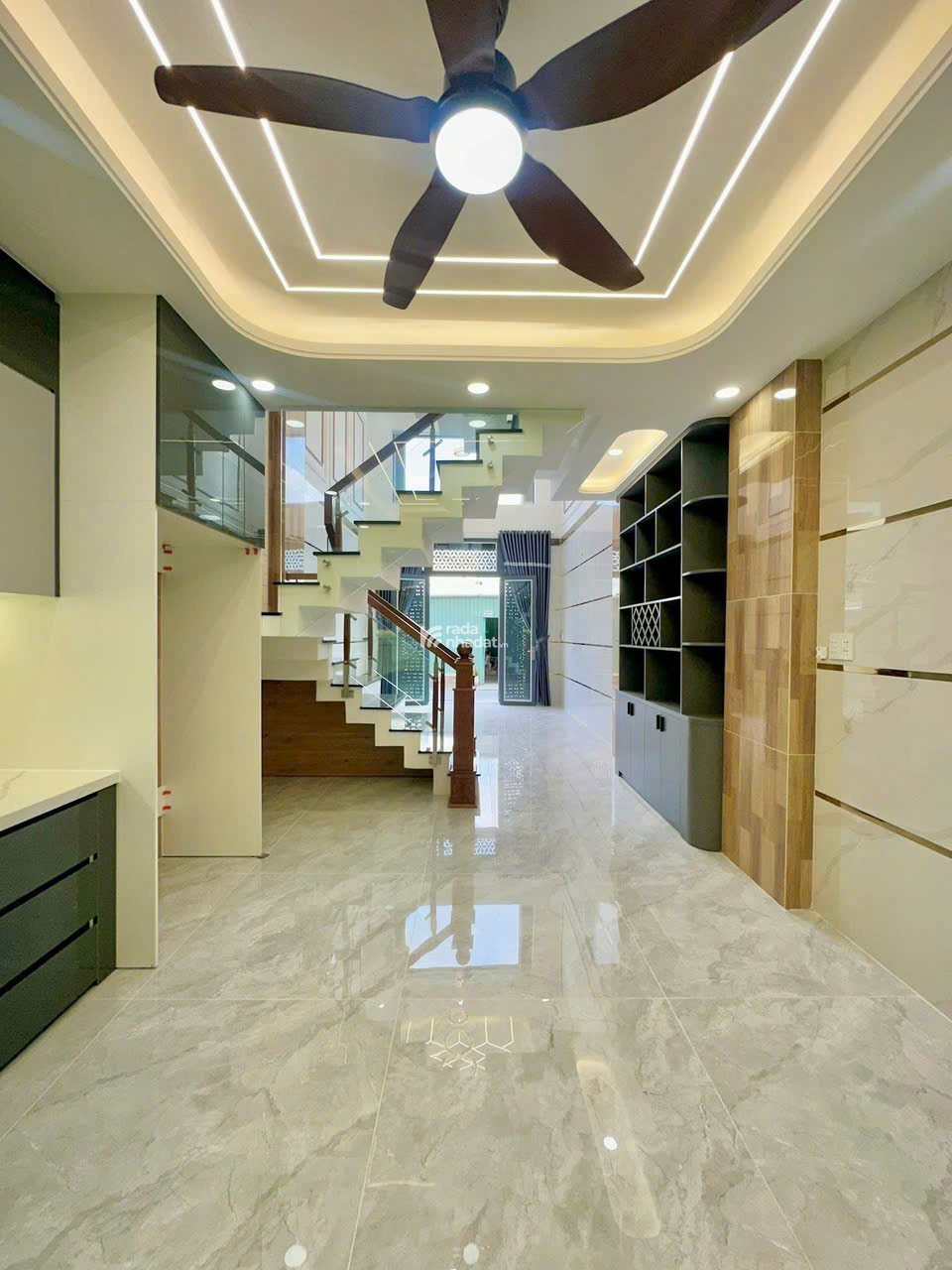 BÁN NHÀ MỚI ĐÚC 5 TẦNG 4MX12,6M  GIÁP KHU TÊN LỬA . GÍA 6,7 TỶ TL 