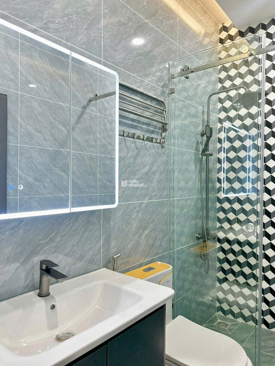 BÁN NHÀ MỚI ĐÚC 5 TẦNG 4MX12,6M  GIÁP KHU TÊN LỬA . GÍA 6,7 TỶ TL 