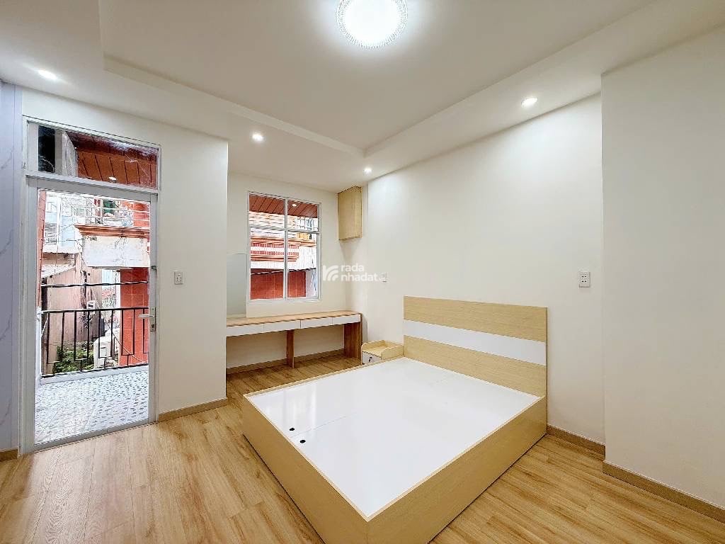 Nhà 1 trệt 2 lầu vào ở ngay, kiên cố chắc chắn 2 phòng ngủ 2 wc.  Diện tích 4 x 8.6  32 m2.  Nhà