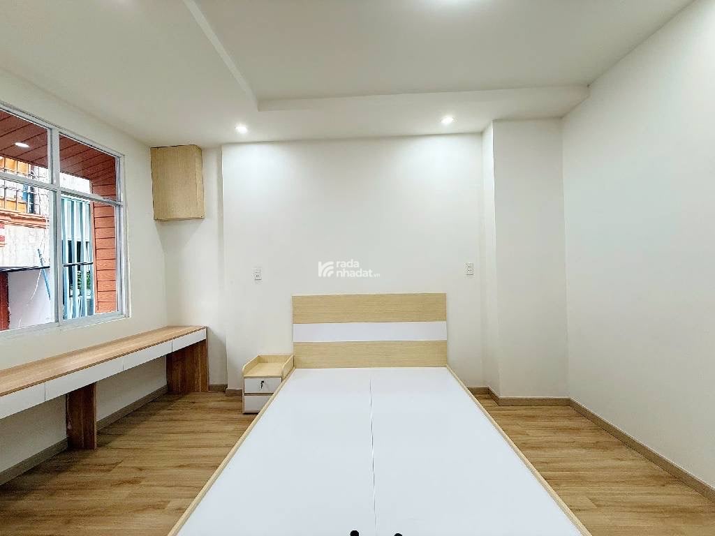 Nhà 1 trệt 2 lầu vào ở ngay, kiên cố chắc chắn 2 phòng ngủ 2 wc.  Diện tích 4 x 8.6  32 m2.  Nhà