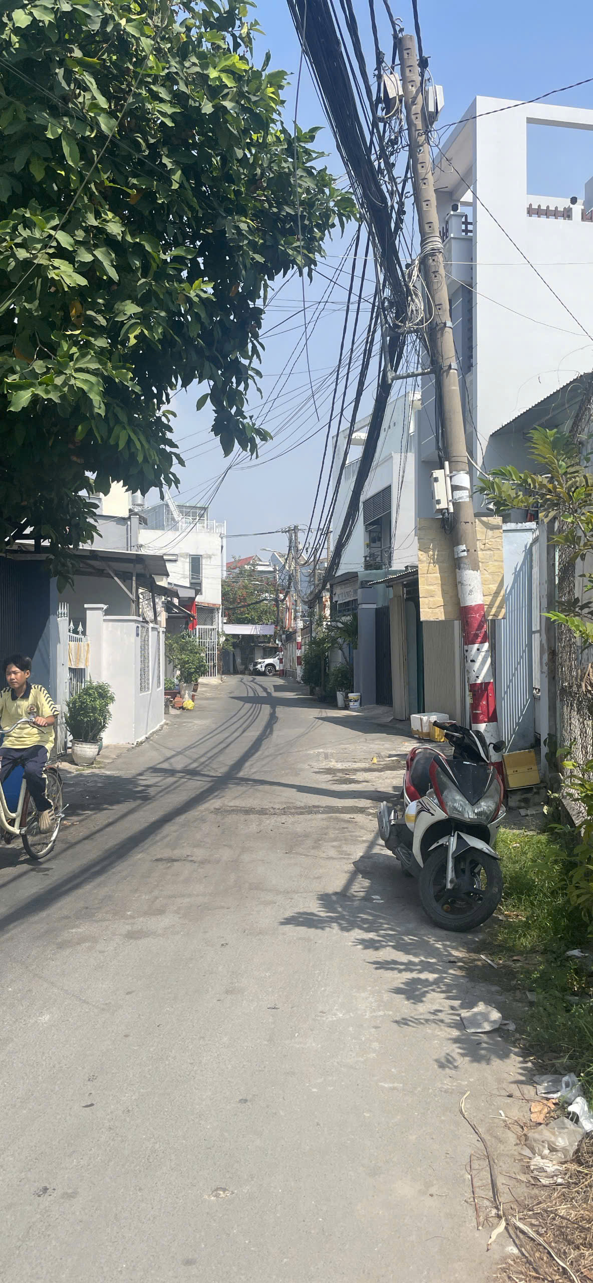 Đất xây biệt thự hoặc căn hộ dịch vụ. 526m2. Giá 55 triệu/m2. Xây dựng được 7 tầng, gần cầu Nam Lý