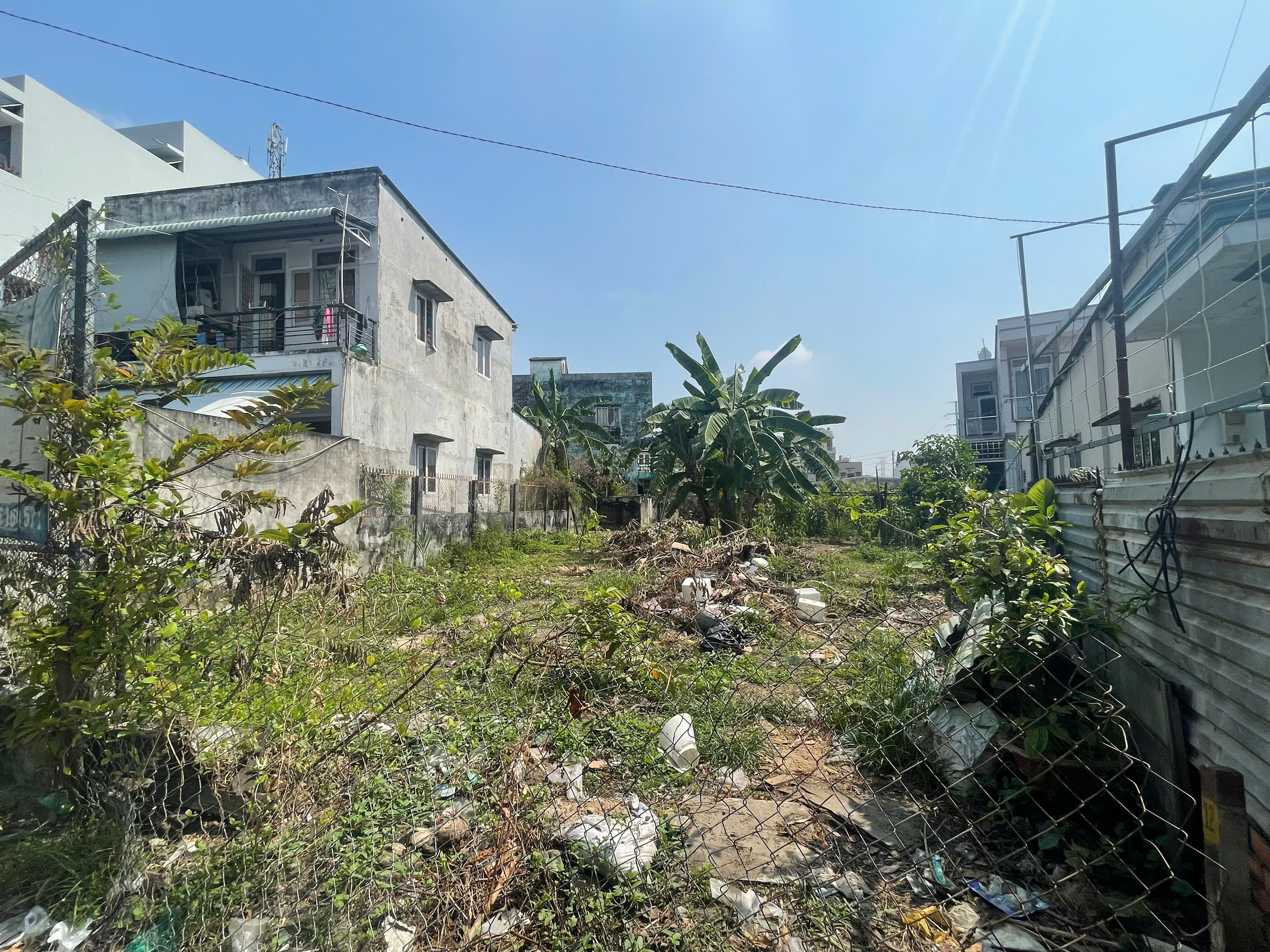 Đất xây biệt thự hoặc căn hộ dịch vụ. 526m2. Giá 55 triệu/m2. Xây dựng được 7 tầng, gần cầu Nam Lý