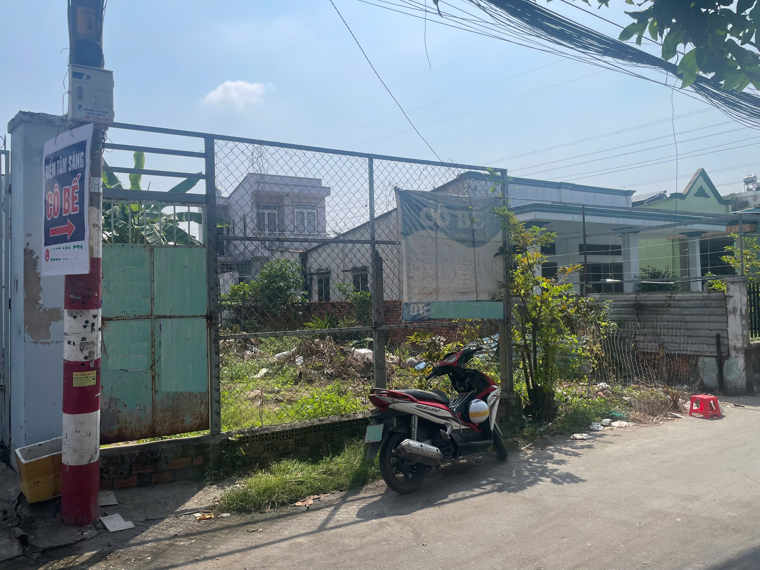 Đất xây biệt thự hoặc căn hộ dịch vụ. 526m2. Giá 55 triệu/m2. Xây dựng được 7 tầng, gần cầu Nam Lý