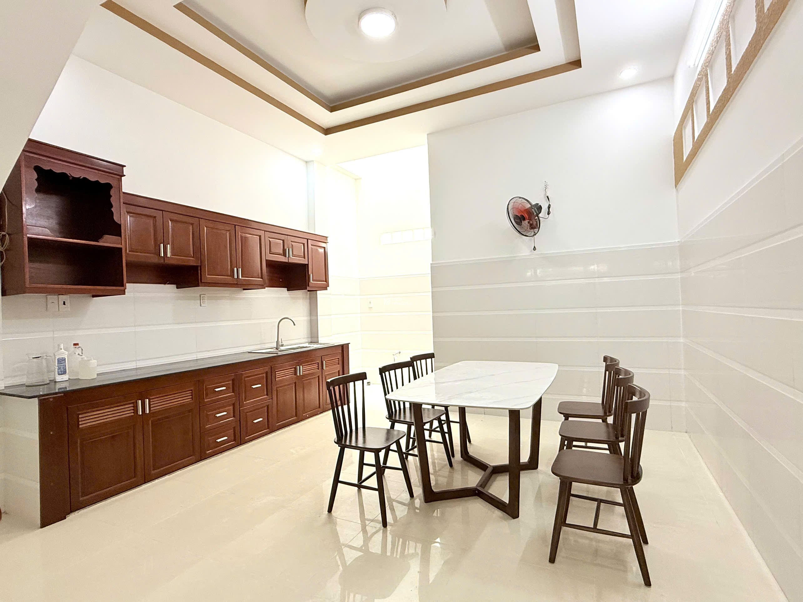 NHÀ MỚI SAU LƯNG GIGAMALL ,3LÂU, 3PN,3WC NTCC GIÁ 19TR HẺM XE HƠI