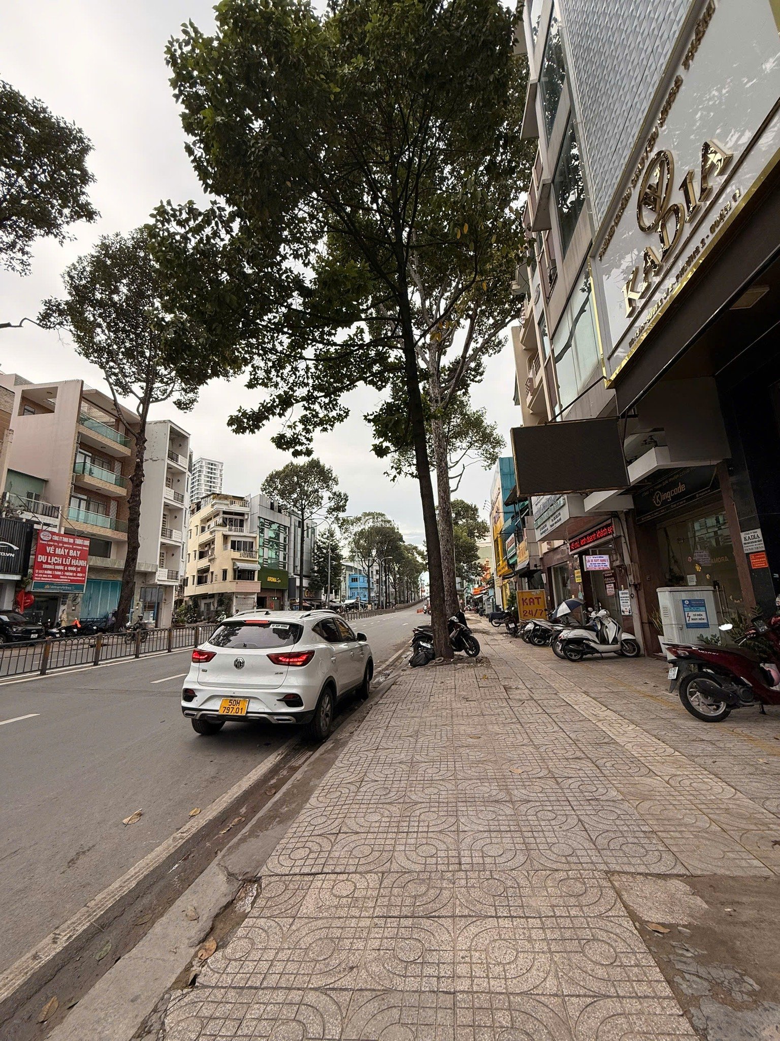 Bán nhà đường 3/2 - CHÂN CẦU VƯỢT CÂY GÕ, Quận 11 - 4x11m , trệt 2 lầu SHR