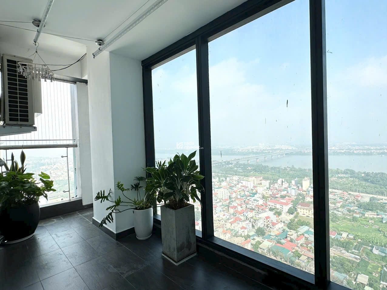 Cho thuê căn hộ chung cư Sun Grand City Thụy Khuê, DT 112m2, 2PN đủ đồ, giá 22tr/th. LH 0972 709 ***