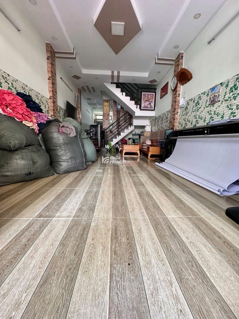 kết cấu : nhà 2 Tầng , trệt , lầu , 2pn , 2wc ..nhà 2 mặt tiền hẻm , nhà BTCT 