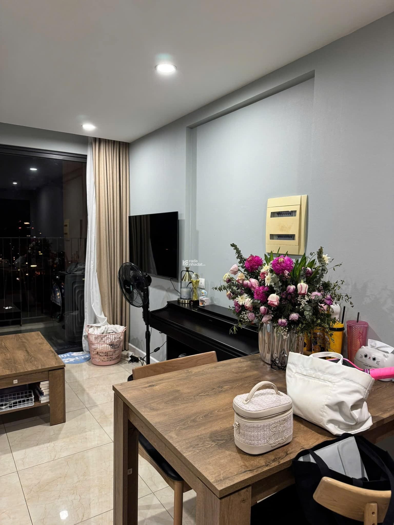 Cho thuê căn Studio D'Capitale cơ bản giá 10 triệu/tháng, vào được luôn. LH: 0961 995 ***