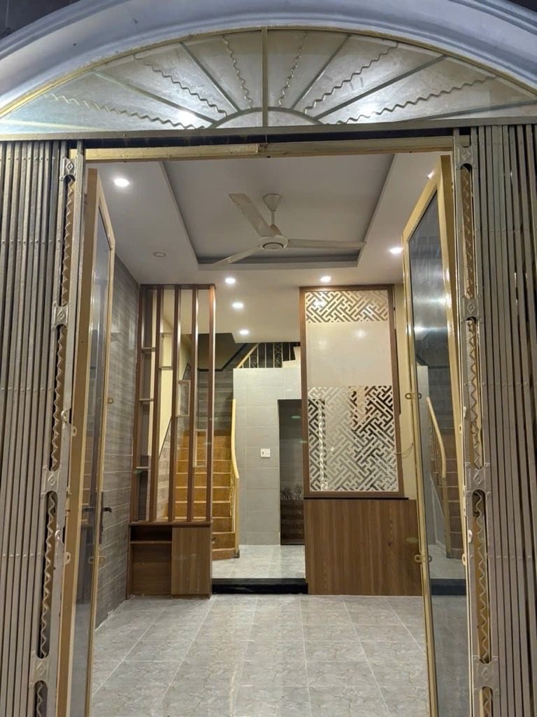 Khu Phân Lô- Lạc Long Quân-Chợ Hoa Ngay Hoà Bình-   3 Tầng- khu hiếm nhà bán 