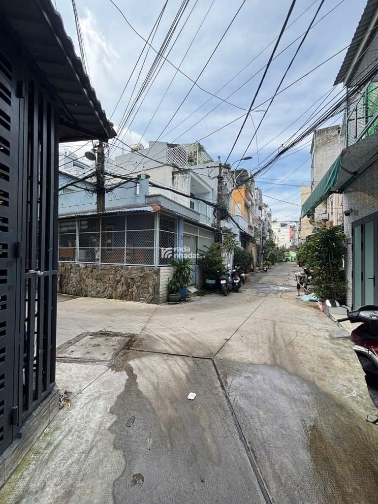 HXH THÔNG - XE HƠI ĐỖ CỬA - VÀI BƯỚC RA MẶT TIỀN - NHÀ CŨ TIỆN XÂY MỚI - HƠN 50m2 - NGANG 4,1m x DÀ