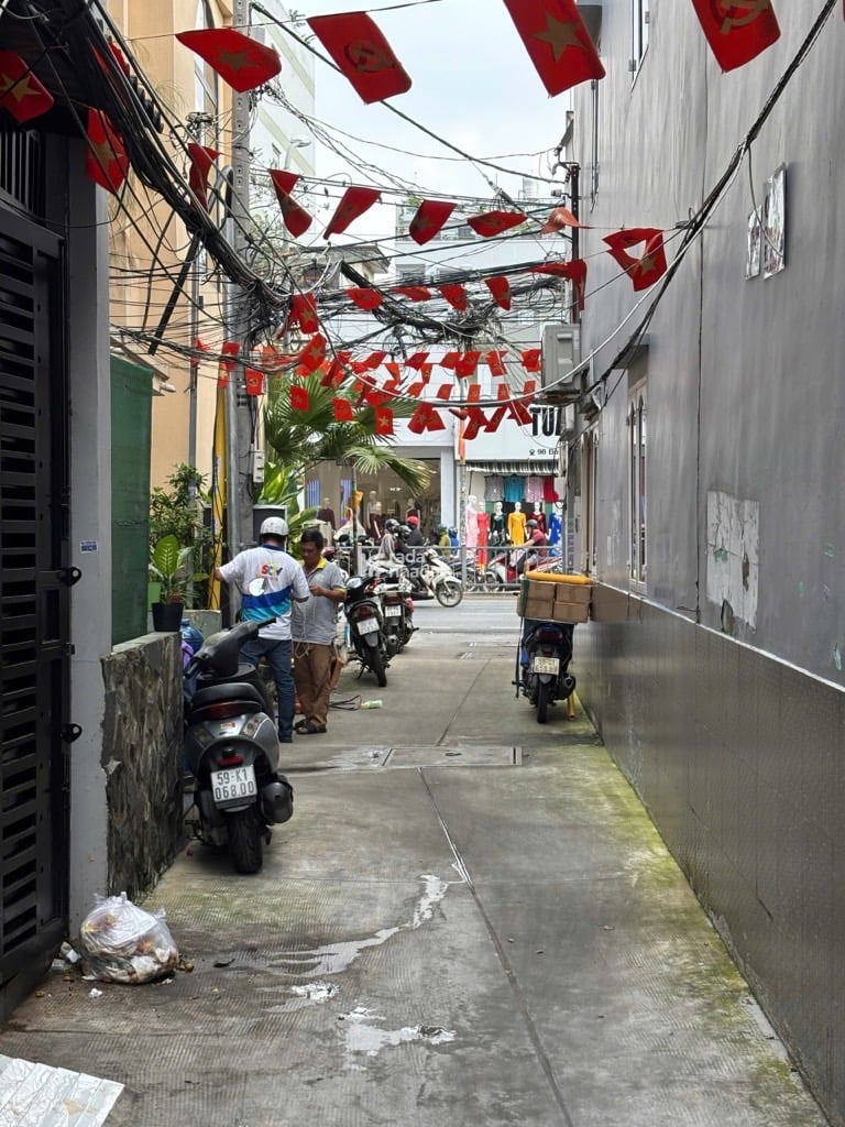 HXH THÔNG - XE HƠI ĐỖ CỬA - VÀI BƯỚC RA MẶT TIỀN - NHÀ CŨ TIỆN XÂY MỚI - HƠN 50m2 - NGANG 4,1m x DÀ