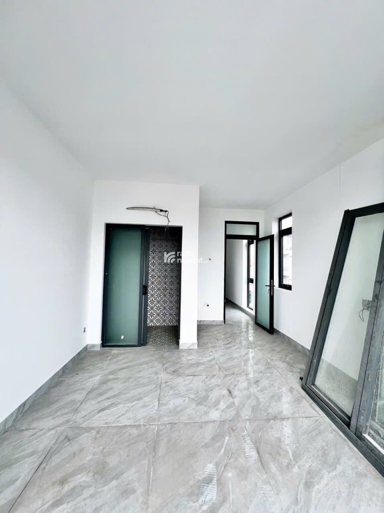 MẶT TIỀN KINH DOANH CÓ HẦM ĐỂ XE OTO HIẾM DONG TIÊN TỐT