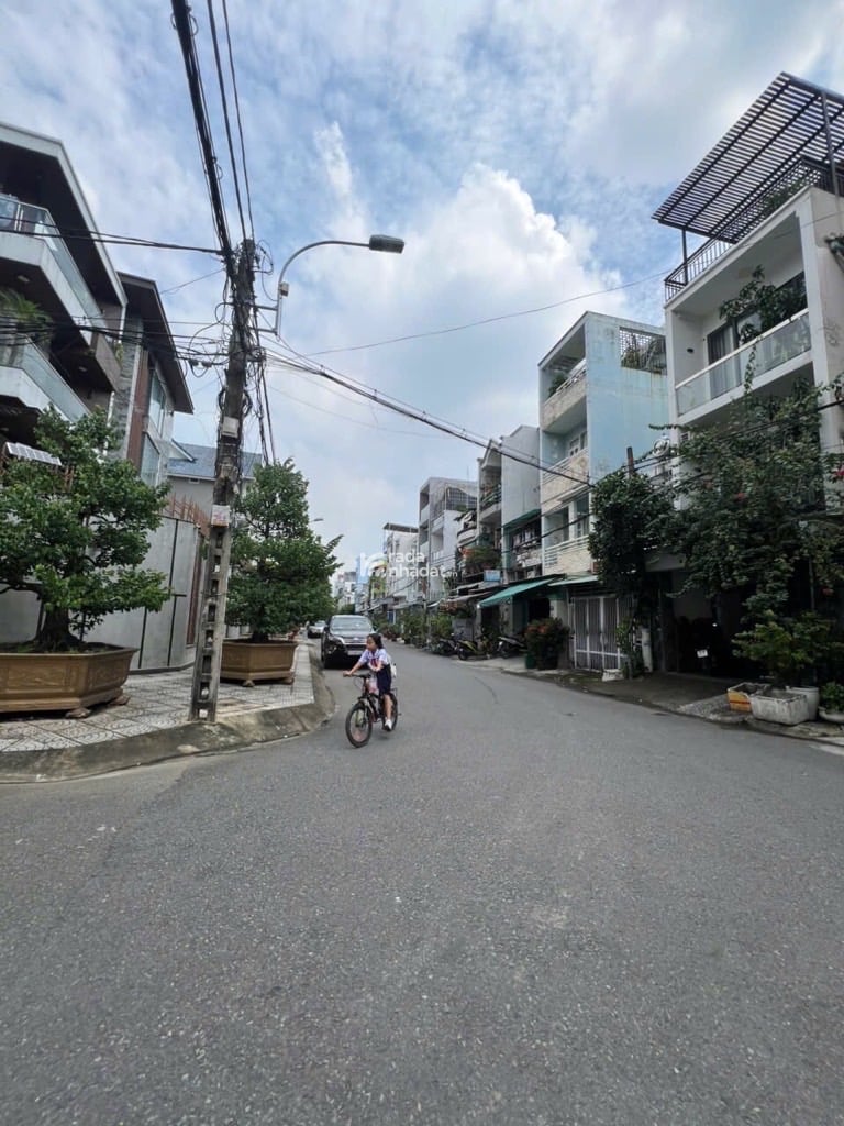 MẶT TIỀN KINH DOANH CÓ HẦM ĐỂ XE OTO HIẾM DONG TIÊN TỐT