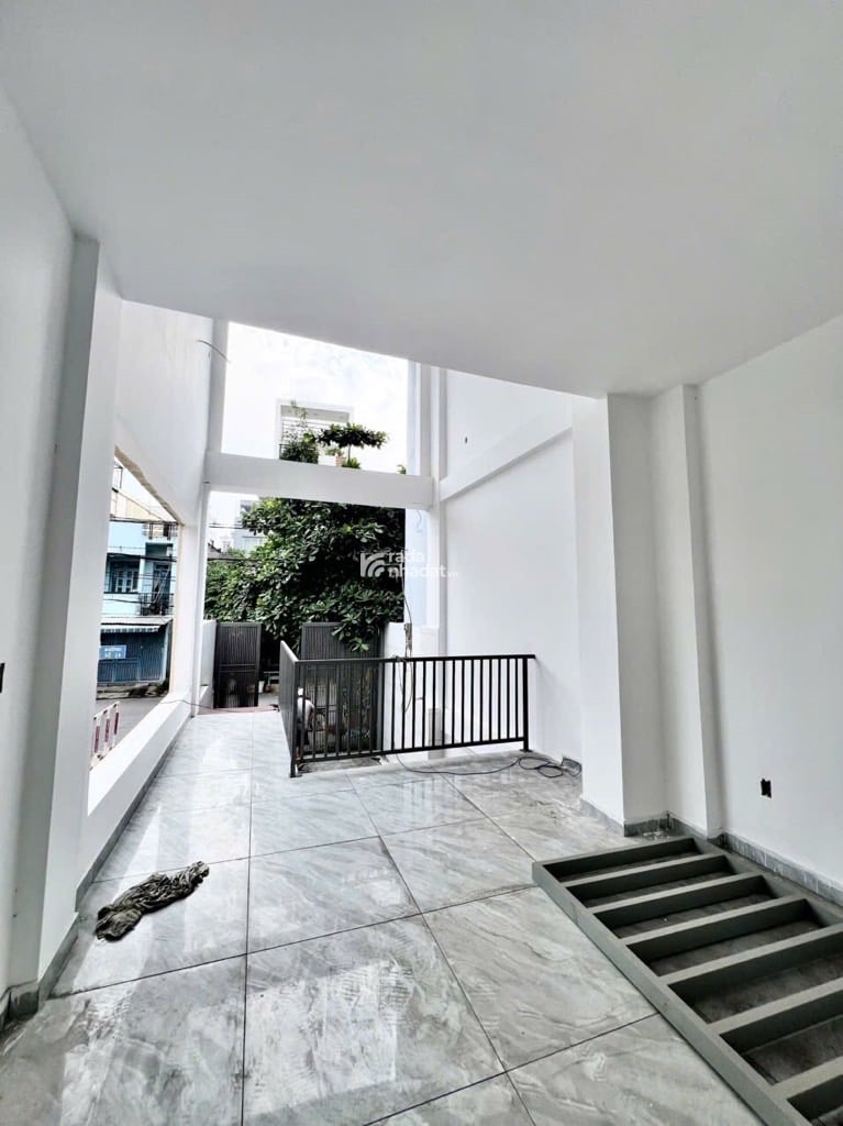 MẶT TIỀN KINH DOANH CÓ HẦM ĐỂ XE OTO HIẾM DONG TIÊN TỐT