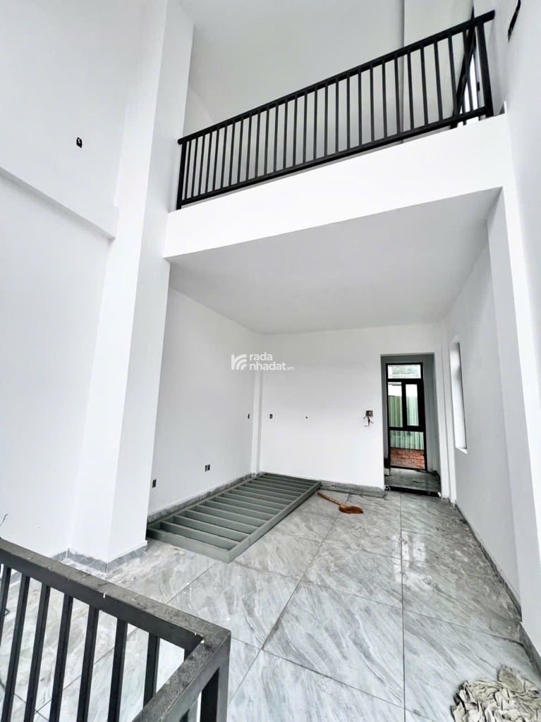 MẶT TIỀN KINH DOANH CÓ HẦM ĐỂ XE OTO HIẾM DONG TIÊN TỐT