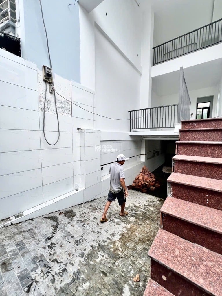 MẶT TIỀN KINH DOANH CÓ HẦM ĐỂ XE OTO HIẾM DONG TIÊN TỐT