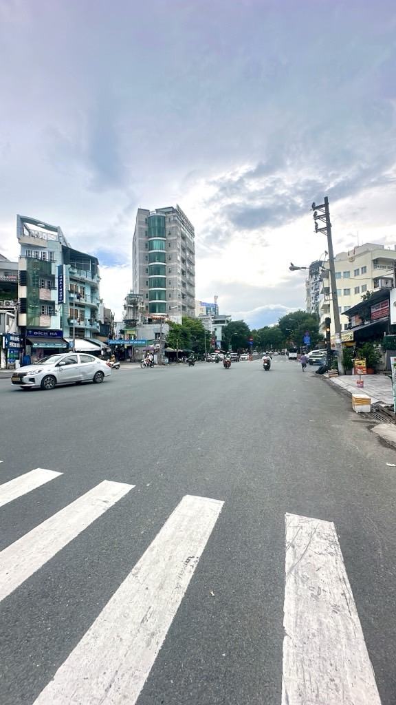 MẶT TIỀN 30M - CÓ VỈA HÈ KINH DOANH ĐỈNH - NGUYỄN CƯ TRINH Q1