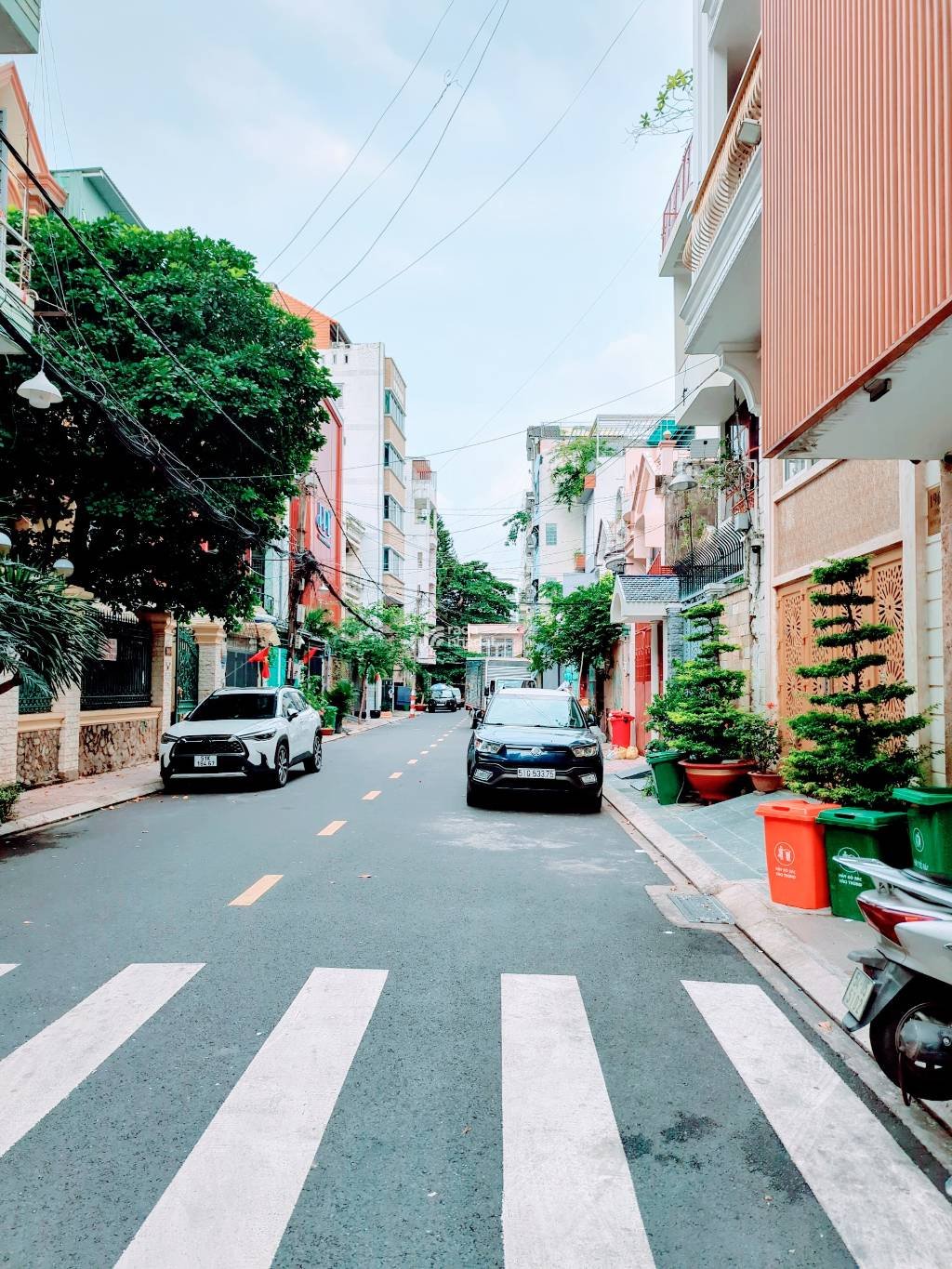 BÁN NHÀ 3 TẦNG CÁCH MẶT TIỀN CỘNG HOÀ 50M. Ô TÔ NGỦ NHÀ. 
