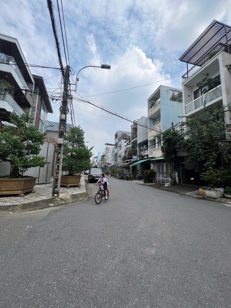 MẶT TIỀN KINH DOANH CÓ HẦM ĐỂ XE OTO HIẾM DONG TIÊN TỐT