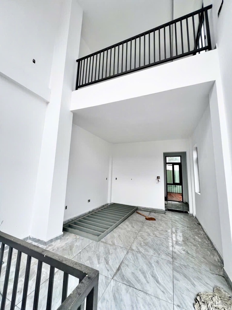 MẶT TIỀN KINH DOANH CÓ HẦM ĐỂ XE OTO HIẾM DONG TIÊN TỐT