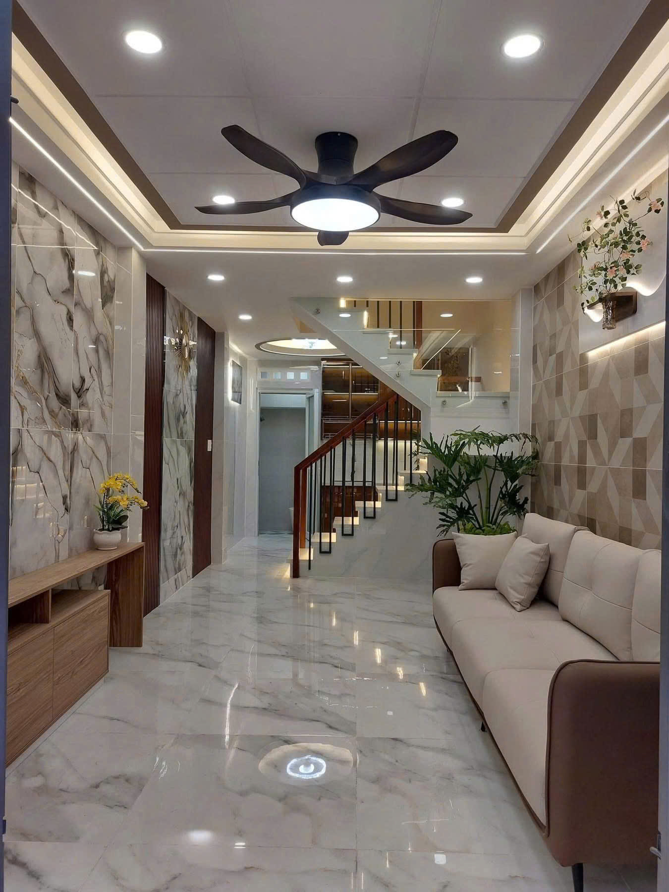 Quá hiếm! 1 căn giá ngộp ngay Dương Quảng Hàm, Gò Vấp giá chỉ 3 tỷ 250, SHR 40m2, full nội thất