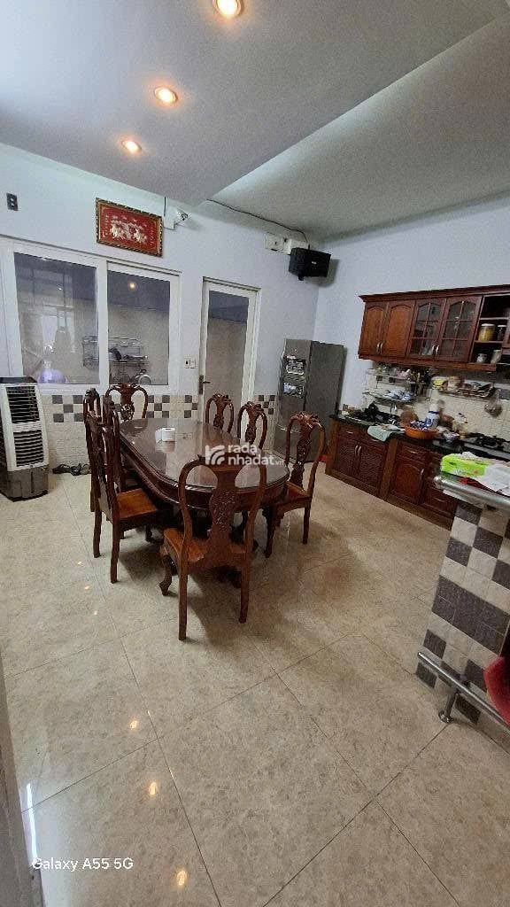 Kết cấu: Số tầng: 4 (gồm 1 trệt, 2 lầu, ban công, sân thượng,...) đúc BTCT chắc chắn, có 4PN, 4WC 