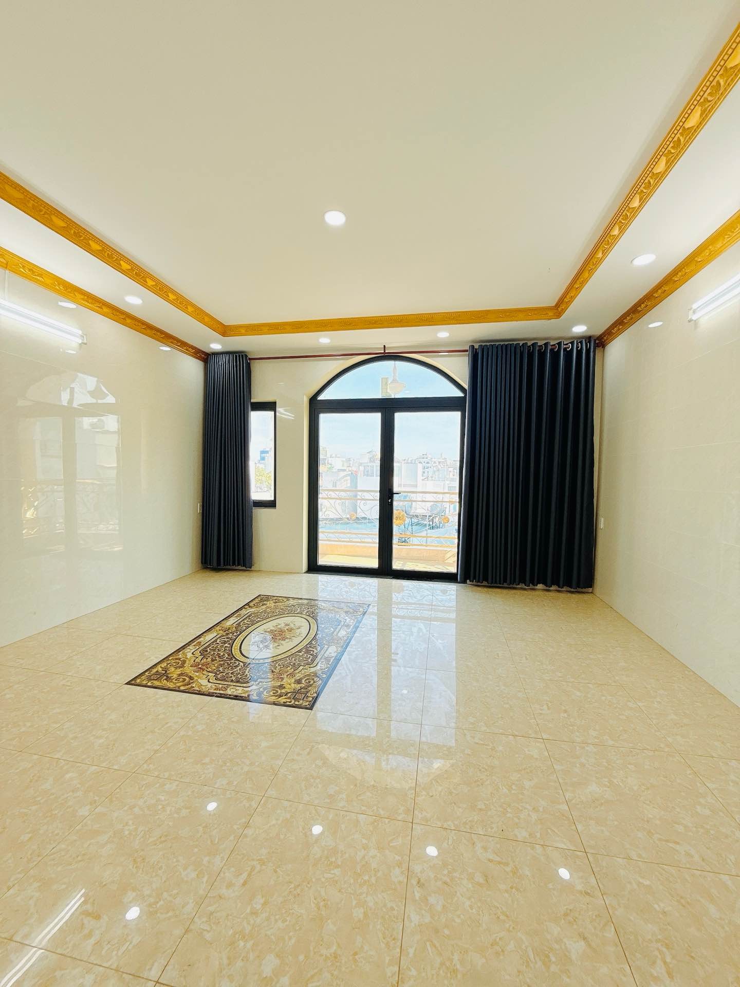 Nhà 6 tầng thang máy đường 15m Ni Sư Huỳnh Liên, 70m2, 5x14, 6PN, sang trọng, 14.2 tỷ