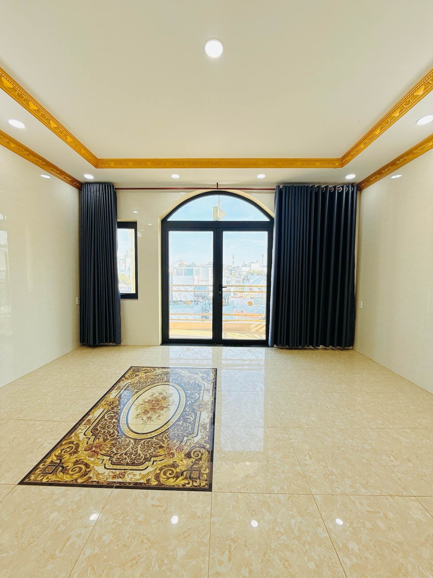 Nhà 6 tầng thang máy đường 15m Ni Sư Huỳnh Liên, 70m2, 5x14, 6PN, sang trọng, 14.2 tỷ