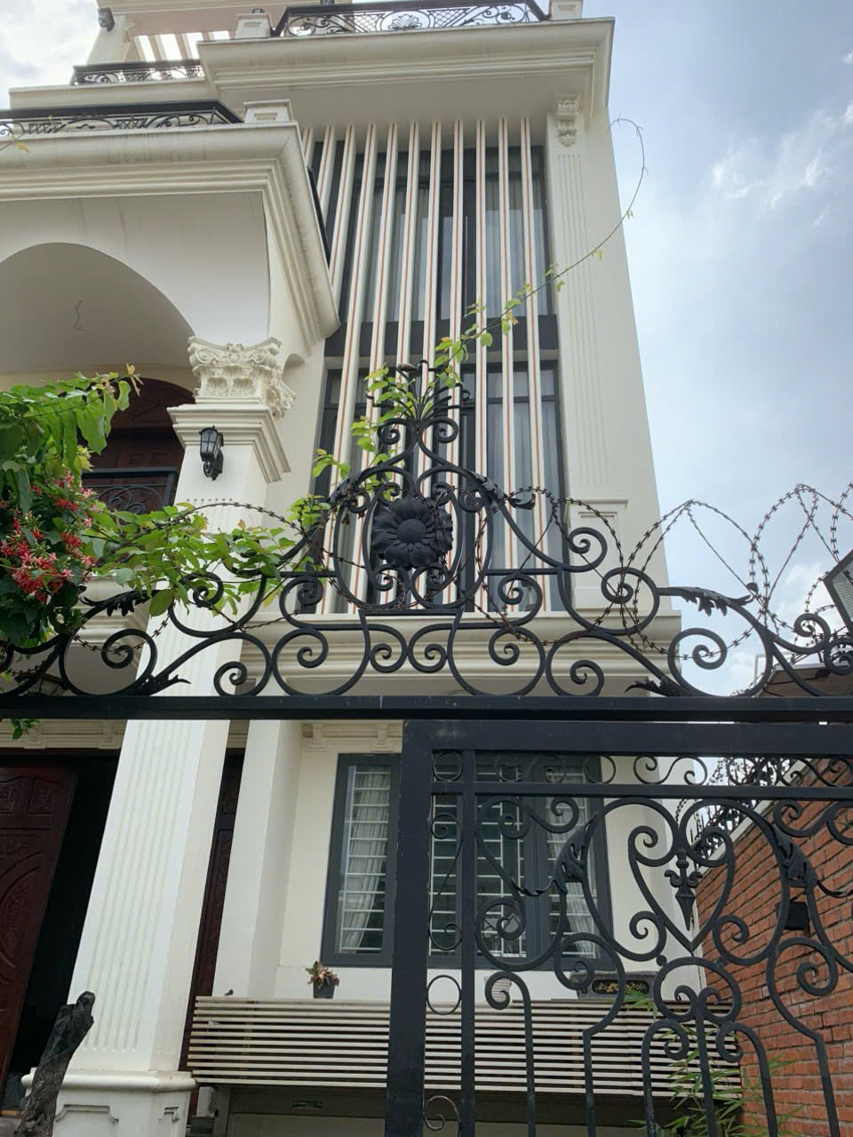 Villa rẻ nhất có kết cấu sẵn gần bờ sông Thạnh Mỹ Lợi - 7x18.5m - Hầm 4 Tầng