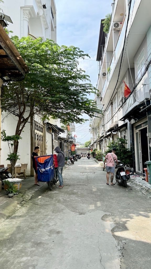 Bình Thành -Bình Tân   DT: 34M2 3 tầng 4 9    GIÁ 3.85 tỷ Kết cấu: 1 trệt, 1 lửng  1 lầu