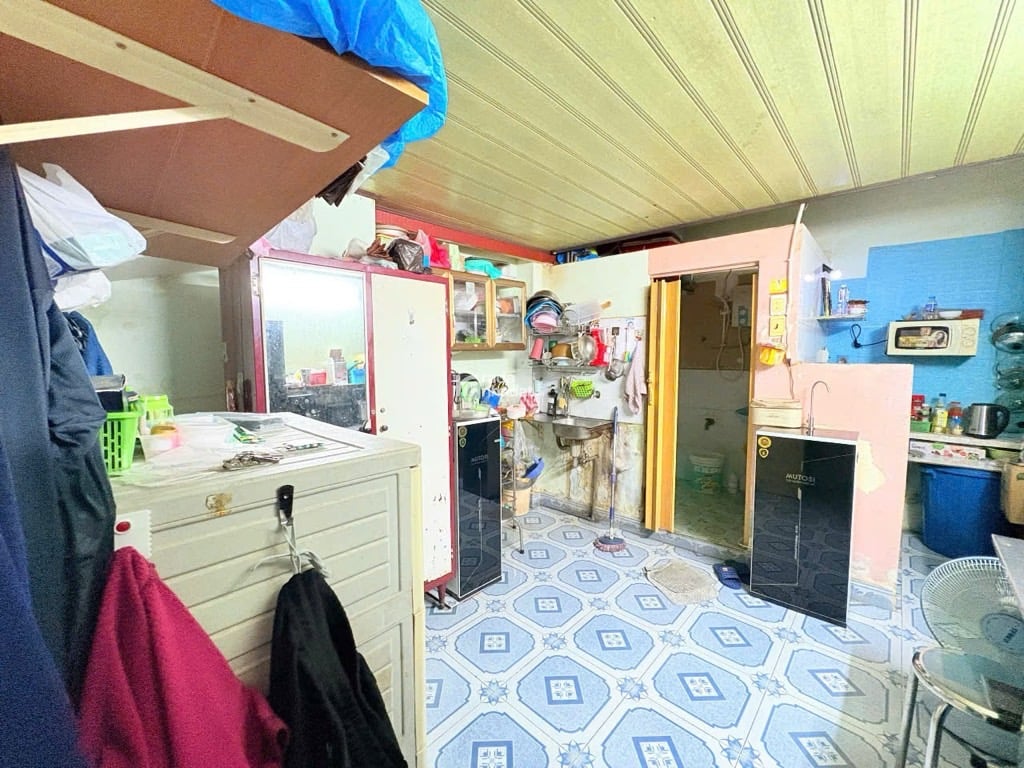 - DT ngang 3.5 nở hậu 3.6m dài 12.5m. Kết cấu 2 tầng, 3pn và 2wc, hẻm thông ra Lê Ngã, 