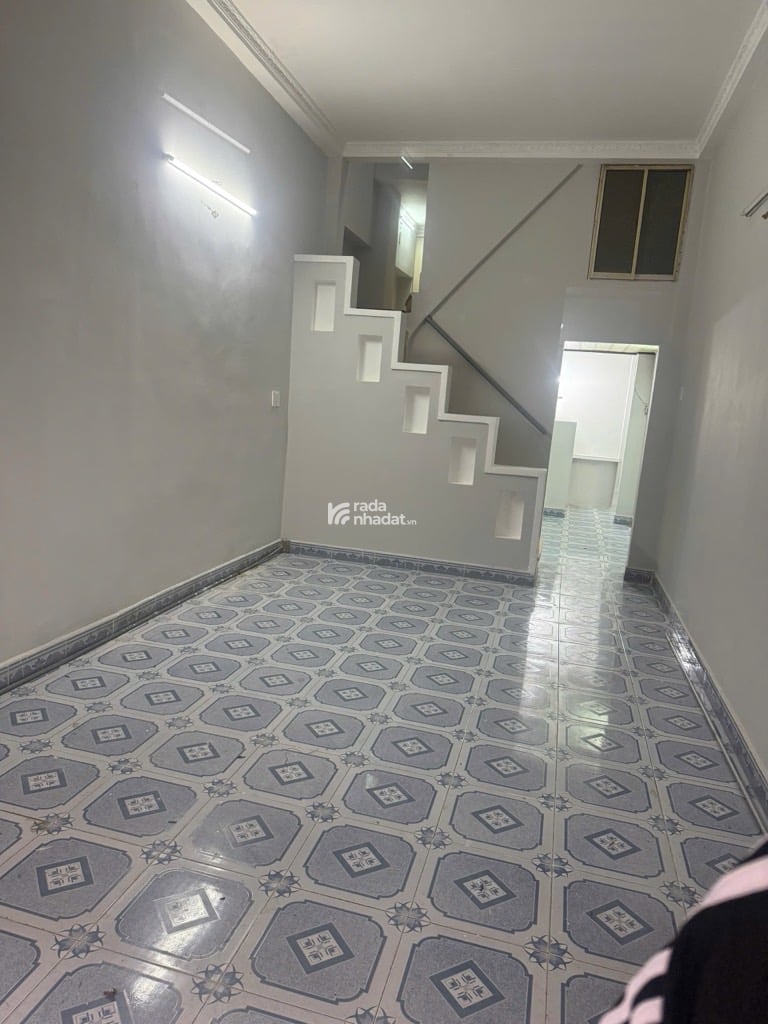 - DT ngang 3.5 nở hậu 3.6m dài 12.5m. Kết cấu 2 tầng, 3pn và 2wc, hẻm thông ra Lê Ngã, 